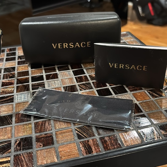 Flash sale🔥EUC Authentic Versace Sunglasses Black Rock Icons 58’ w/Gold Accents - Picture 4 of 10